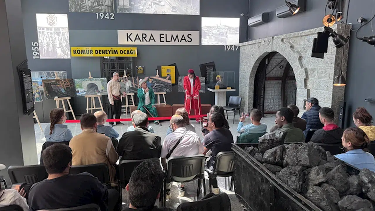 Zonguldak'ta engelli tiyatro topluluğu "Müzeler Günü"ne özel sahne aldı