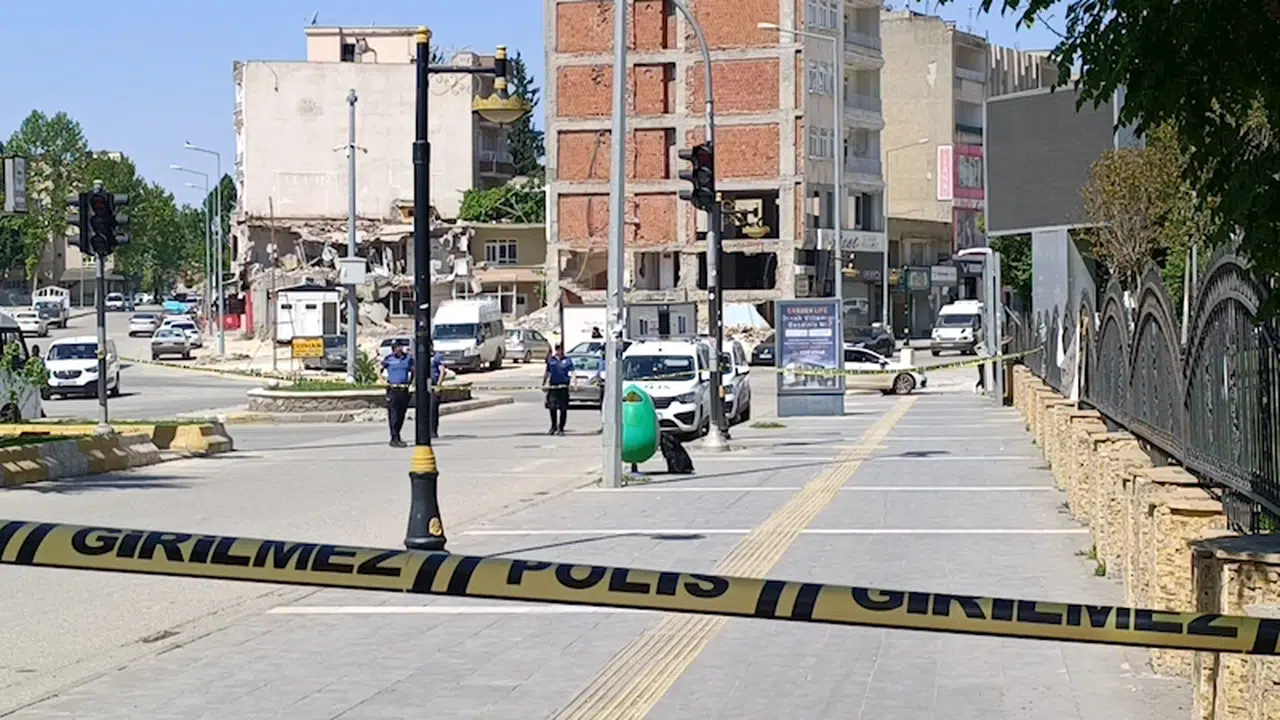 Adıyaman'da fünyeyle patlatılan çantadan kıyafet çıktı