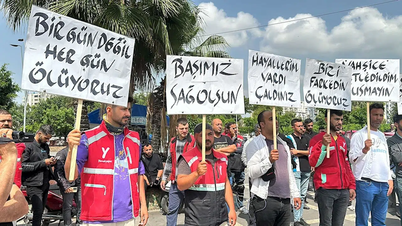 Adana’da kuryeler, üniversiteli motokurye Ata Emre’nin öldürülmesini protesto etti