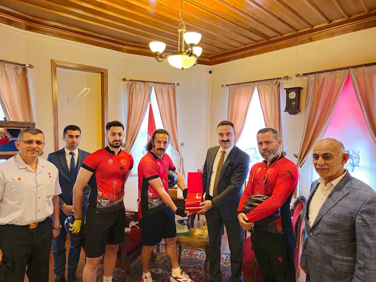 Atatürk'ün evinden alınan toprak ve Türk Bayrağı Samsun'a ulaştı