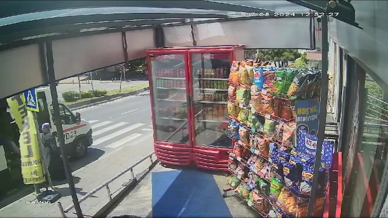 İstanbul - Büyükçekmece'de yolun karşısına geçmeye çalışırken motosiklet çarptı