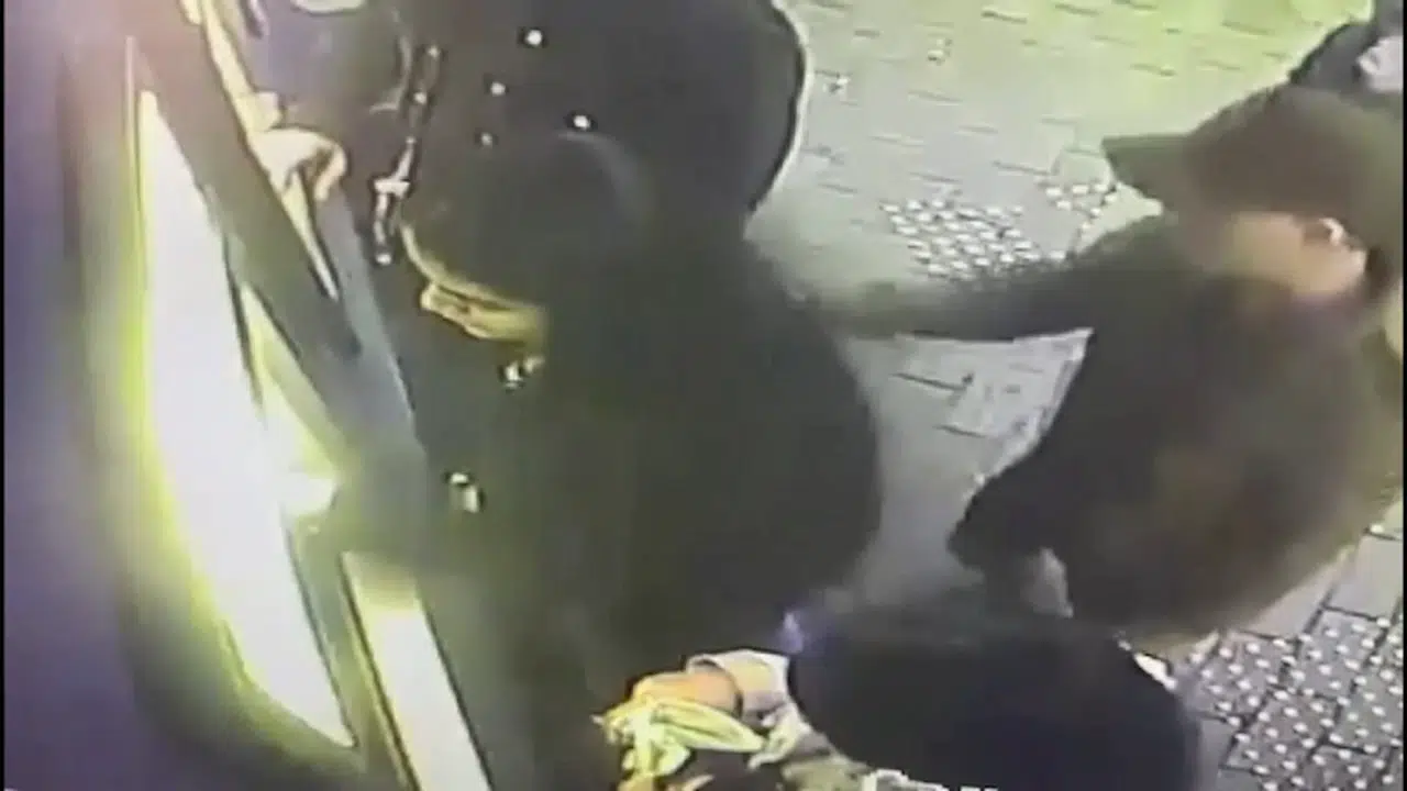 İstanbul- ATM'den para çeken turistleri yardım etme bahanesiyle dolandıran 3 şüpheli kamerada