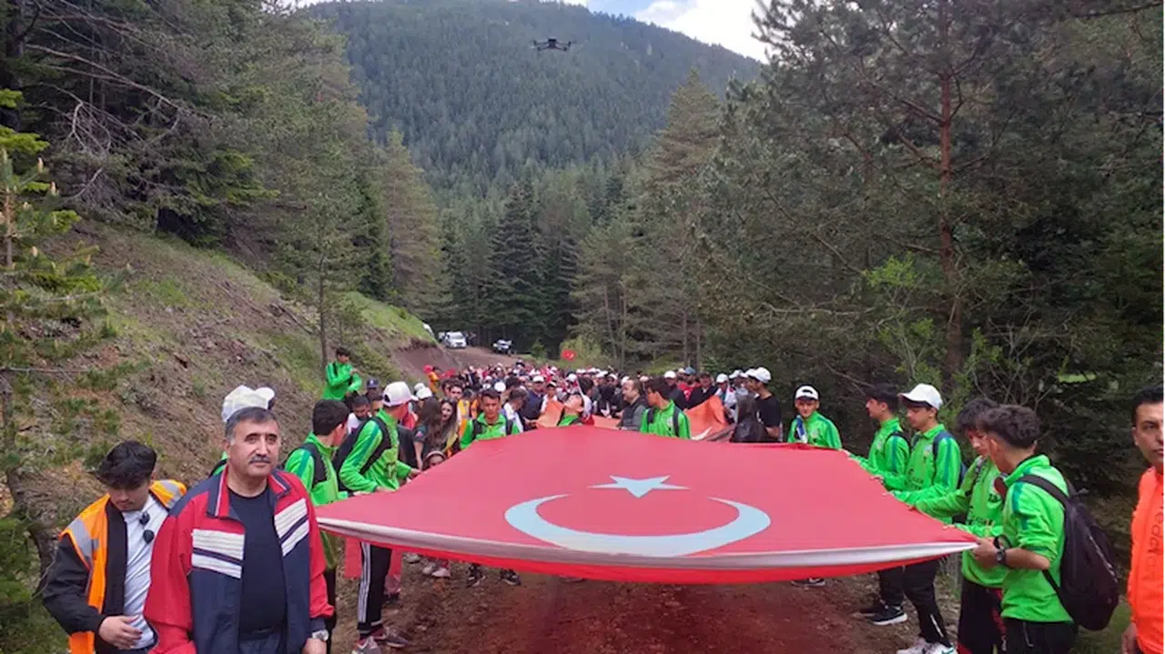 Çorum'da 300 kişi, 60 metrelik Türk bayrağı ile ormanda "gençlik yürüyüşü" yaptı