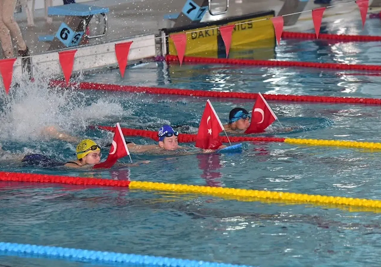 Osmaniye’de 50 yüzücü 19 Mayıs için kulaç attı