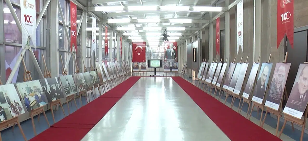 Bakan Tekin 'Orijinal Atatürk Portresi Sergisi'nin açılışına katılıp, 'Cumhuriyet'e Doğru' isimli tiyatro oyununu izledi