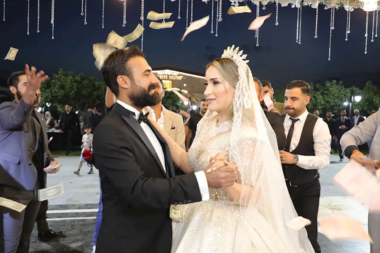Aşiret düğününde geline 6 kilo altın takıldı, paralar havada uçuştu