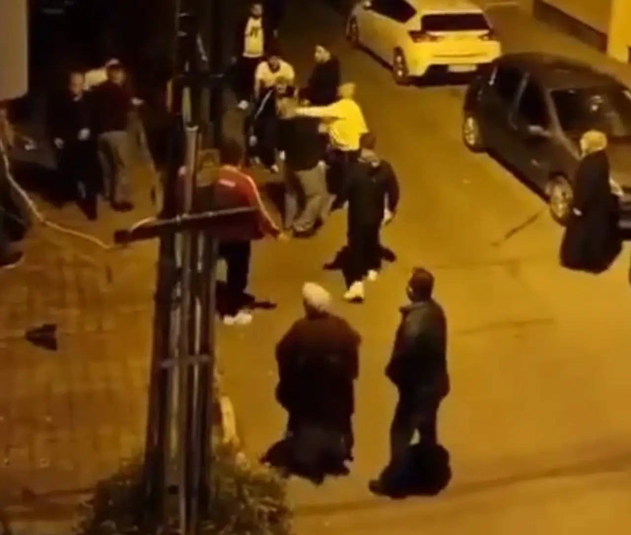 İstanbul - Bağcılar'da iki aile üyelerinin kemerli sopalı kavgası kamerada