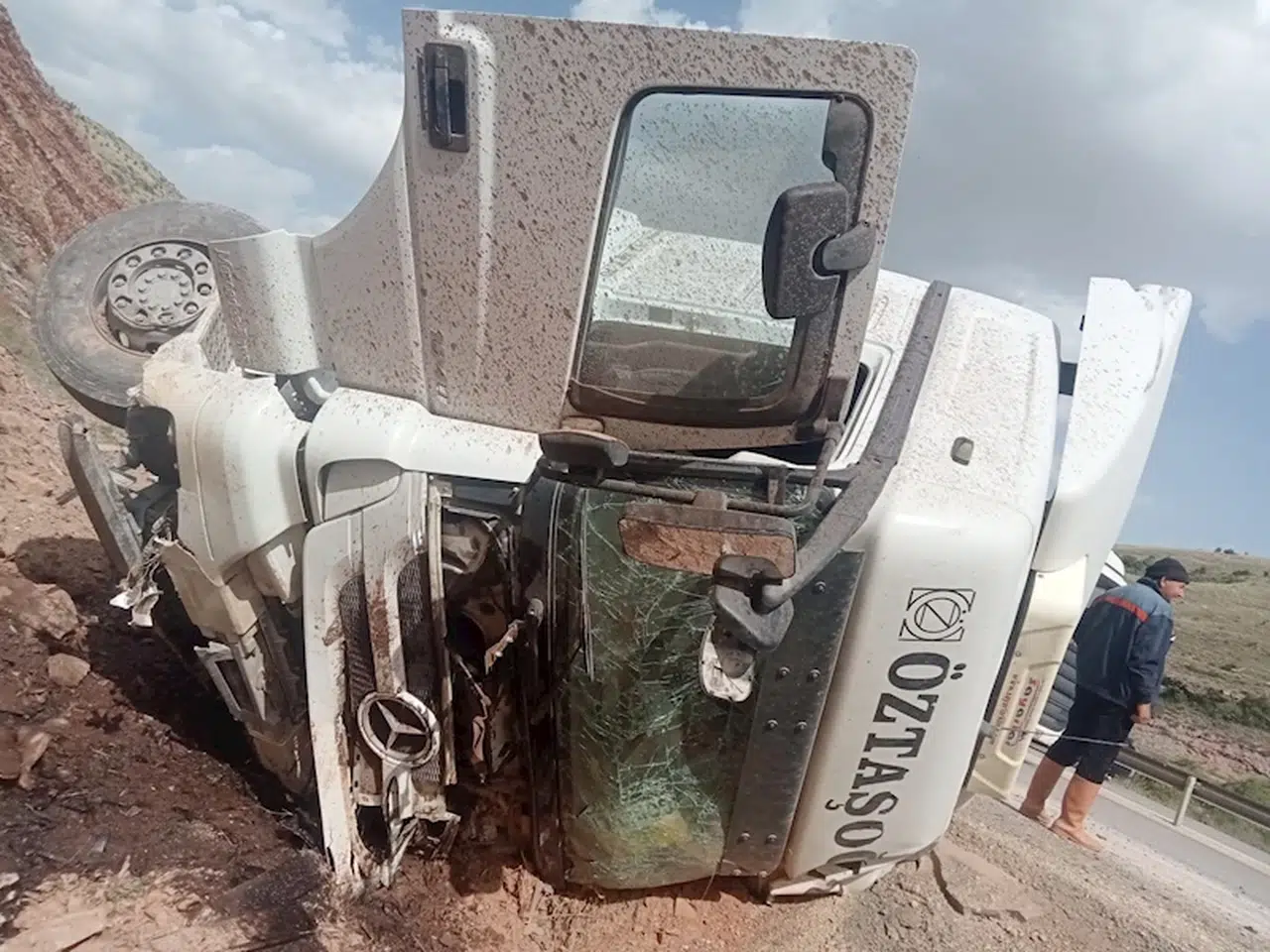 Afyonkarahisar'da hafriyat kamyonu devrildi 