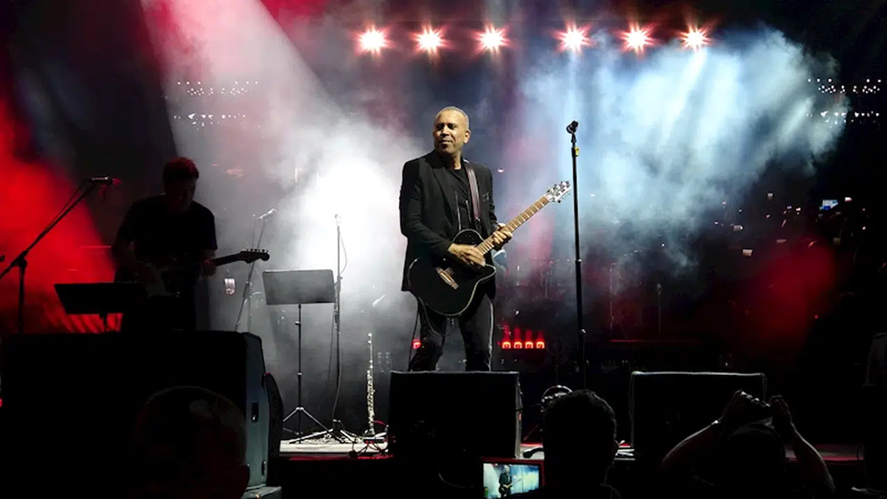 19 Mayıs Atatürk'ü Anma, Gençlik ve Spor Bayramı'nda Bursa'da konser veren Haluk Levent, sevenlerini coşturdu