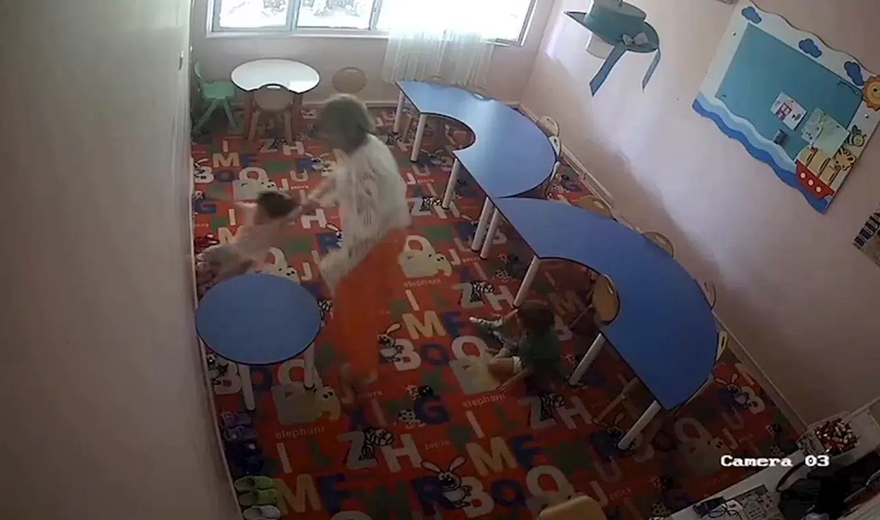 Antalya'da 2 çocuğa şiddet uygulayan kreş sahibi tutuklandı; olay anı kamerada 