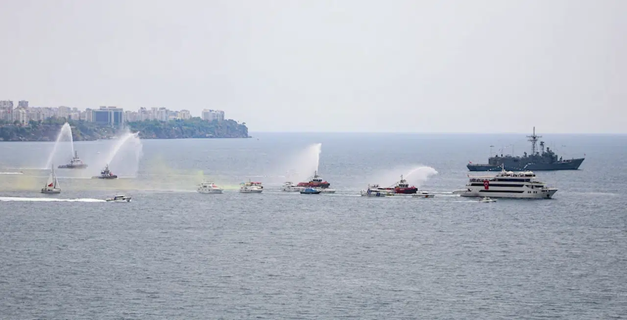 Antalya'da balıkçılardan Bandırma Vapuru'na ithafen tekneli kortej
