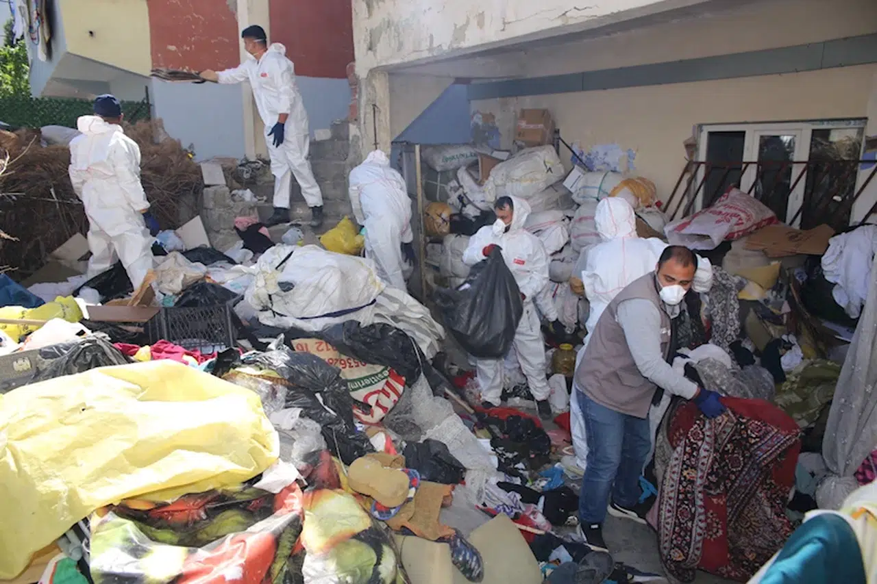 Batman'da kötü koku yayılan evden 20 ton çöp çıktı