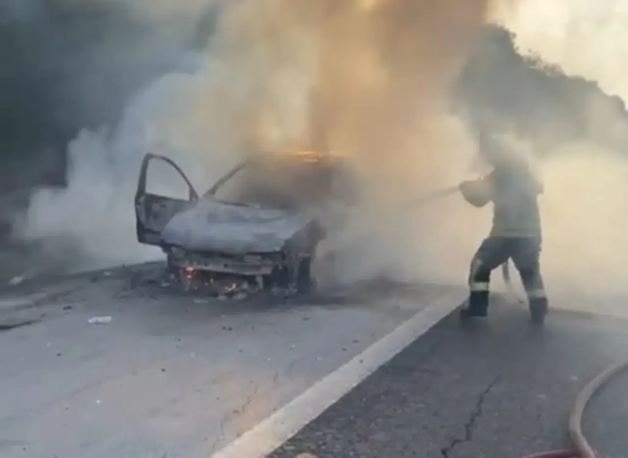 Mersin'de seyir halindeki otomobil yandı