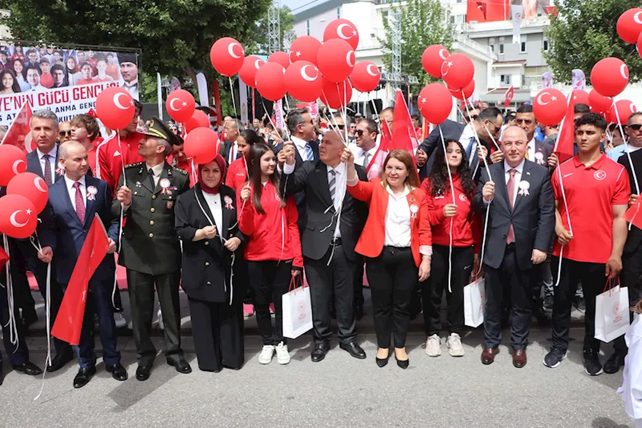 Denizli'de 105 balon gökyüzüne bırakıldı