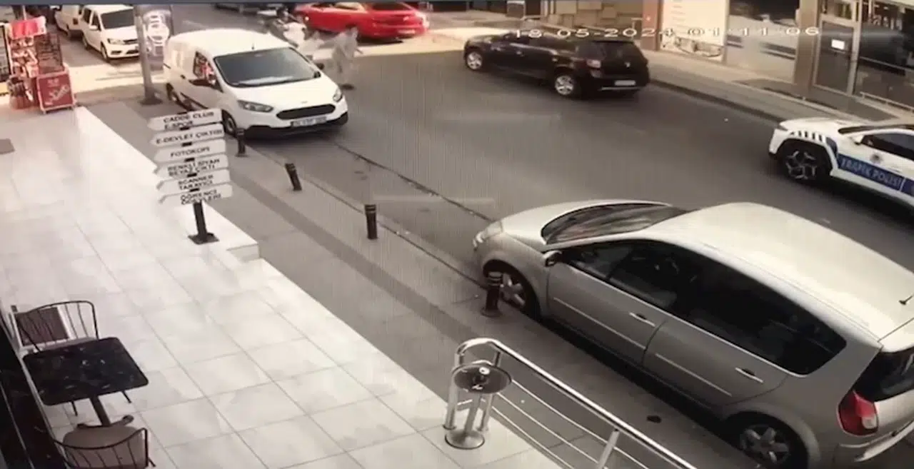 İstanbul-Ataşehir'de motokuryenin çarptığı yaya ağır yaralandı; o anlar kamerada