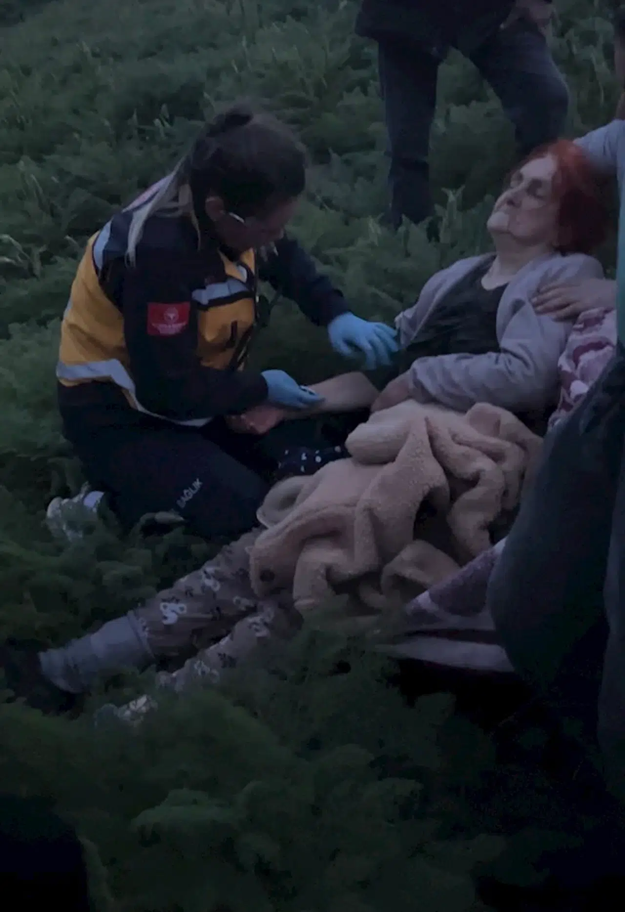 Pancar otu toplamak için çıktığı yaylada beyin kanaması geçiren kadını ekipler hastaneye ulaştırdı