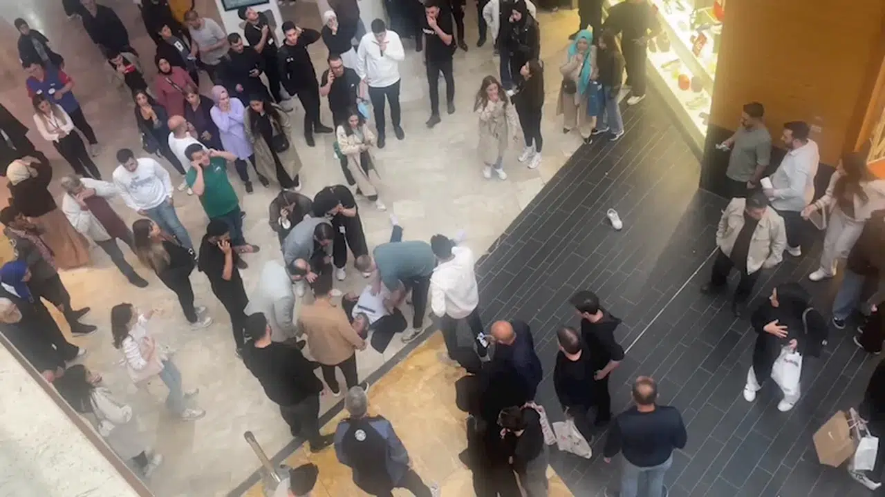 İstanbul-Bayrampaşa'da AVM'nin yemek bölümünden düşen bir kişi ağır yaralandı 