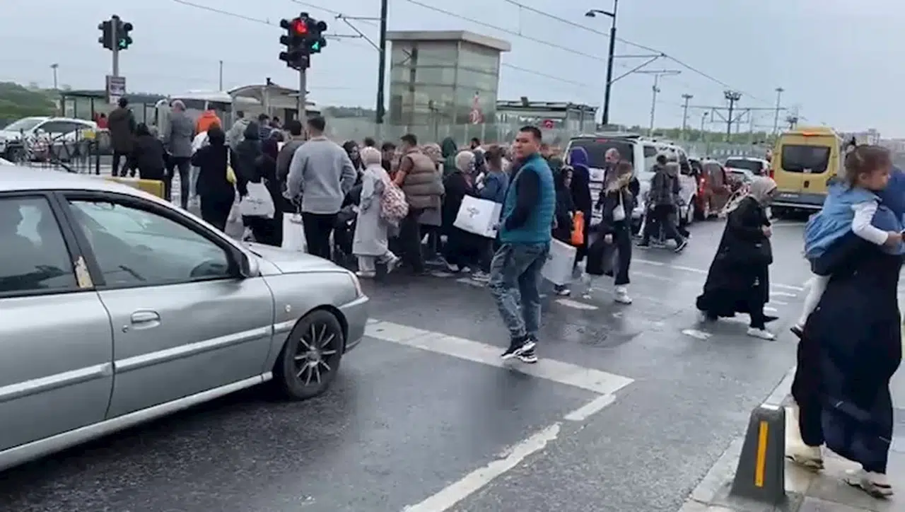İstanbul-Sultangazi'de Kırmızı ışıkta geçen motosikletlinin çocuğa çarptığı anlar kameraya yansıdı 