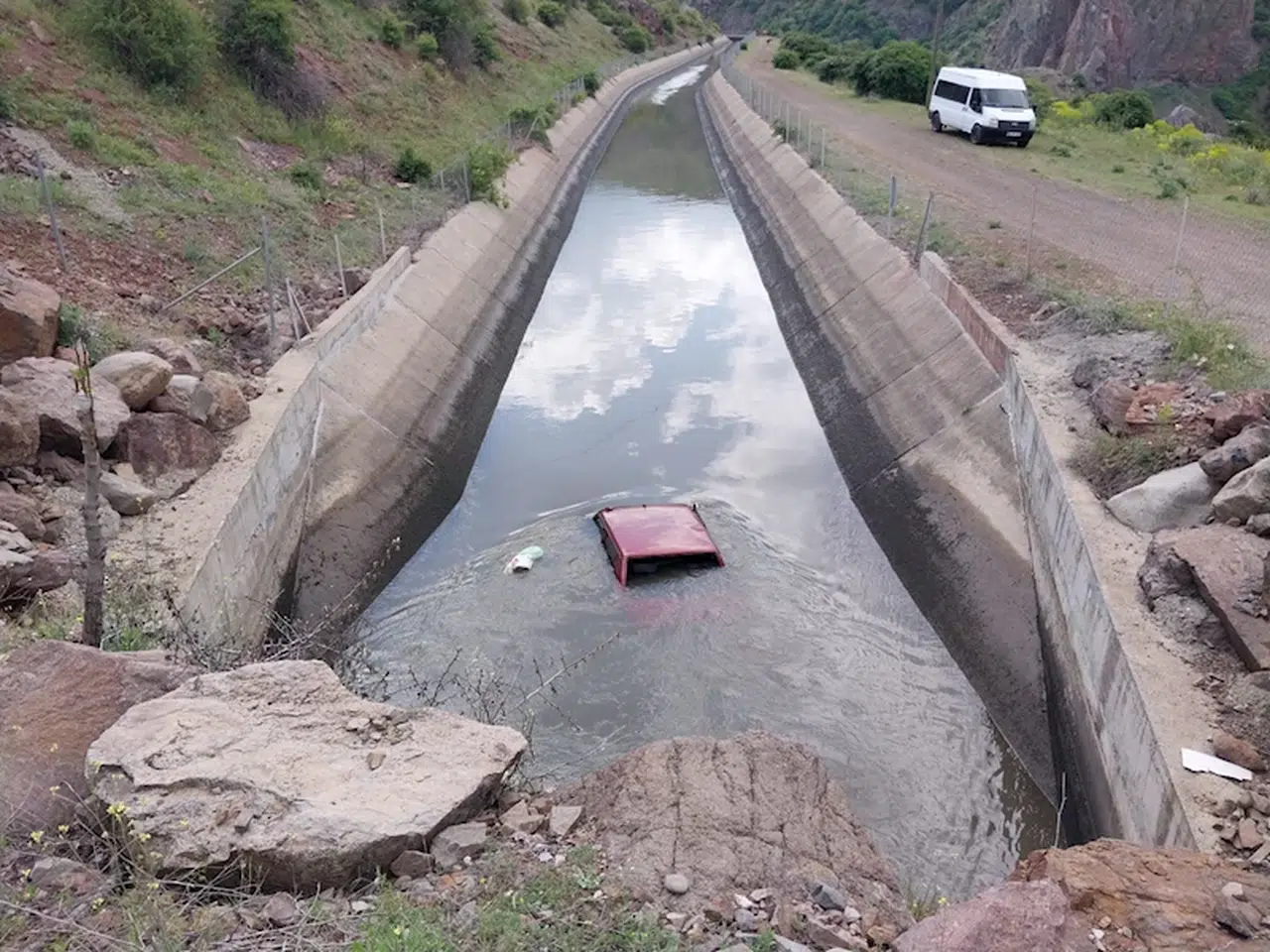 Giresun'da otomobilin düştüğü kanalda kaybolan 2 kişinin cansız bedenleri bulundu (2)