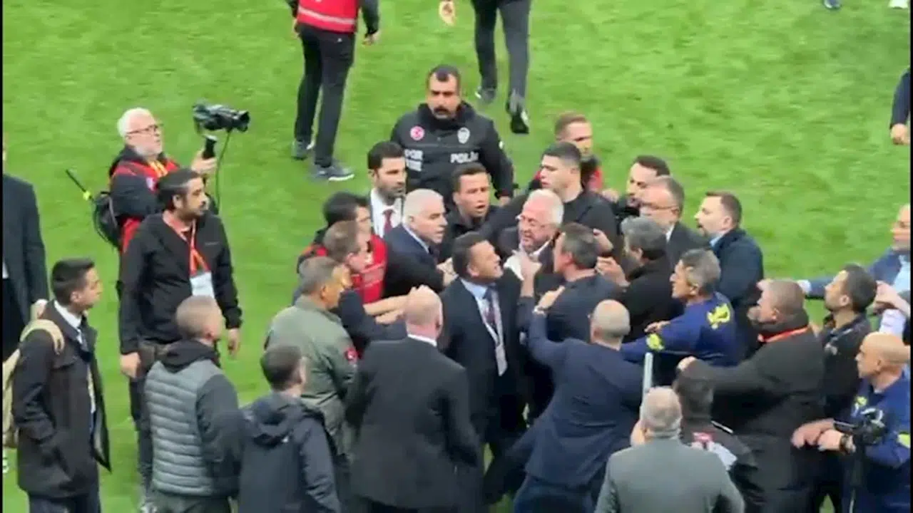 Fenerbahçeli futbolcular Galatasaray'ın sahasının ortasında bayrak açtı