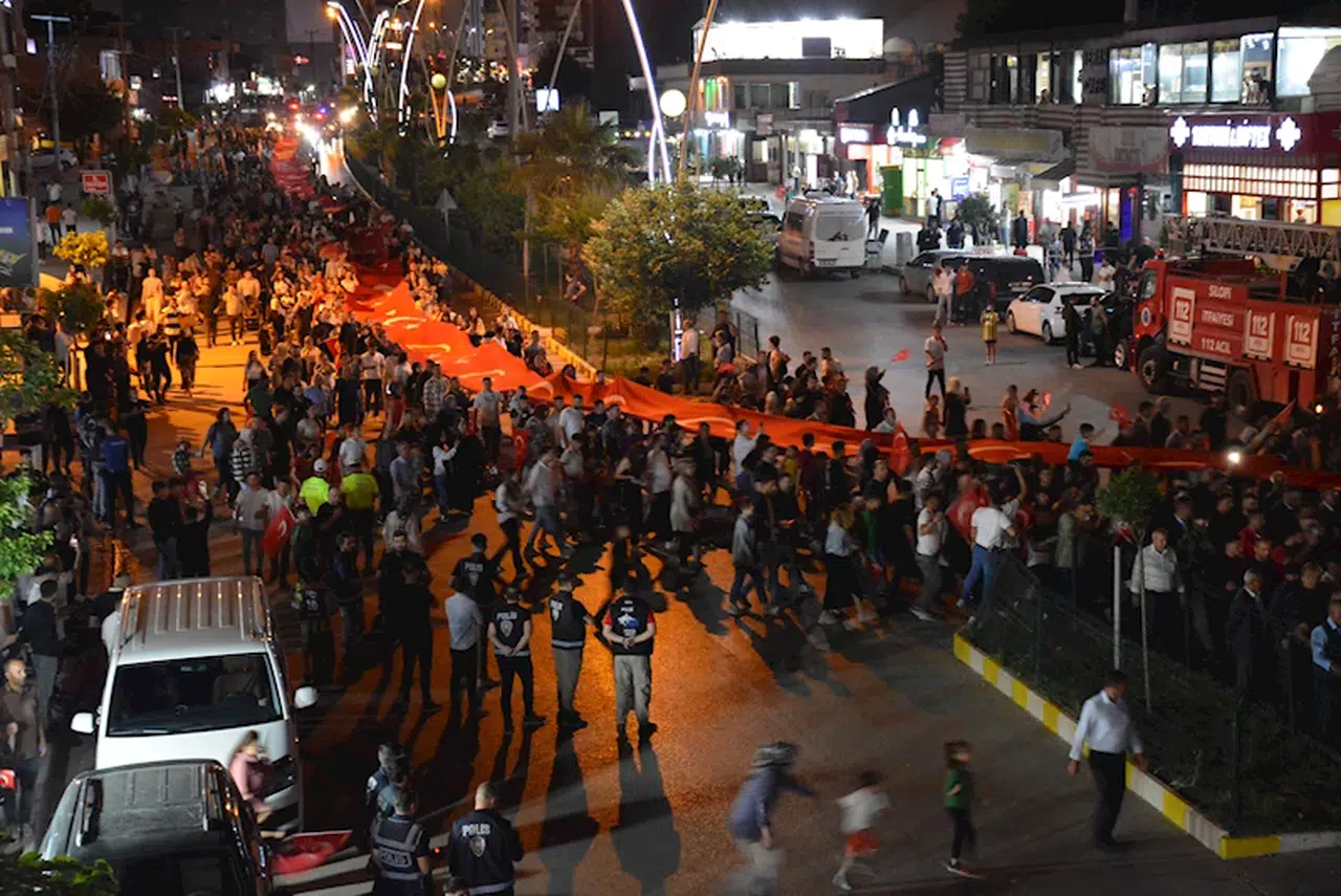 Silopi'de 300 metrelik Türk bayrağı ile fener alaylı gençlik yürüyüşü
