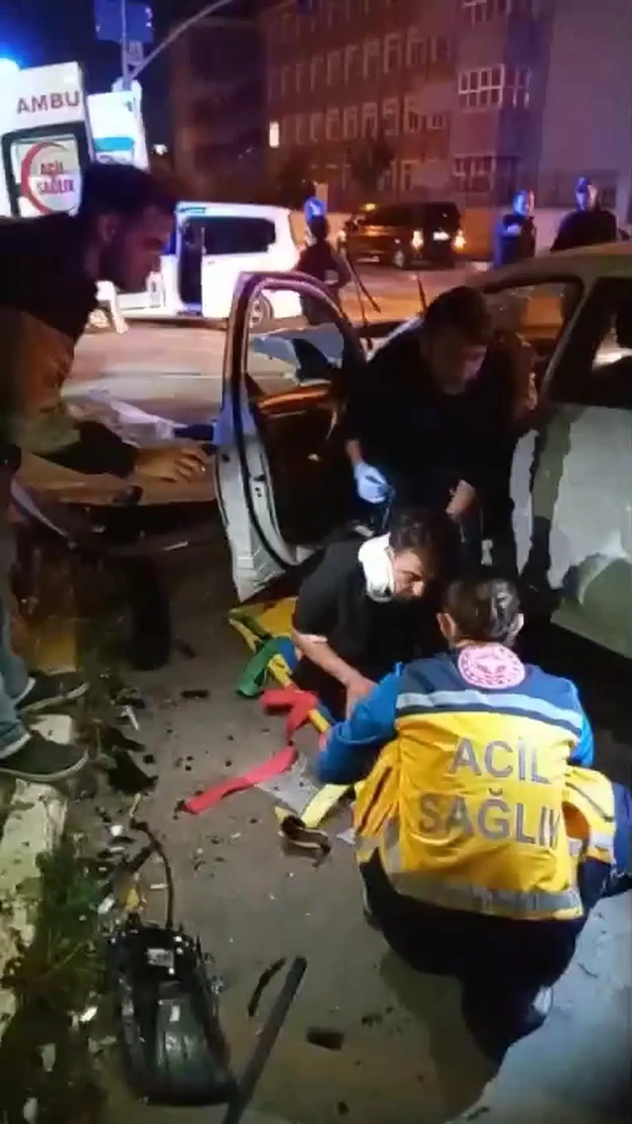 İstanbul- Pendik'te taksi ile otomobil çarpıştı: 2'si ağır 4 yaralı 