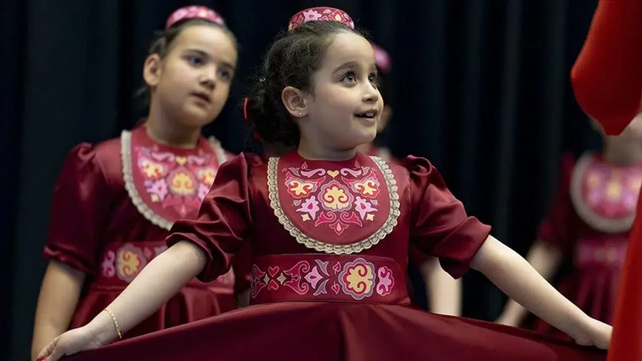 Erzurumlu minik öğrenciler Tataristan'dan gelen videolarla Tatar dansını öğrendi