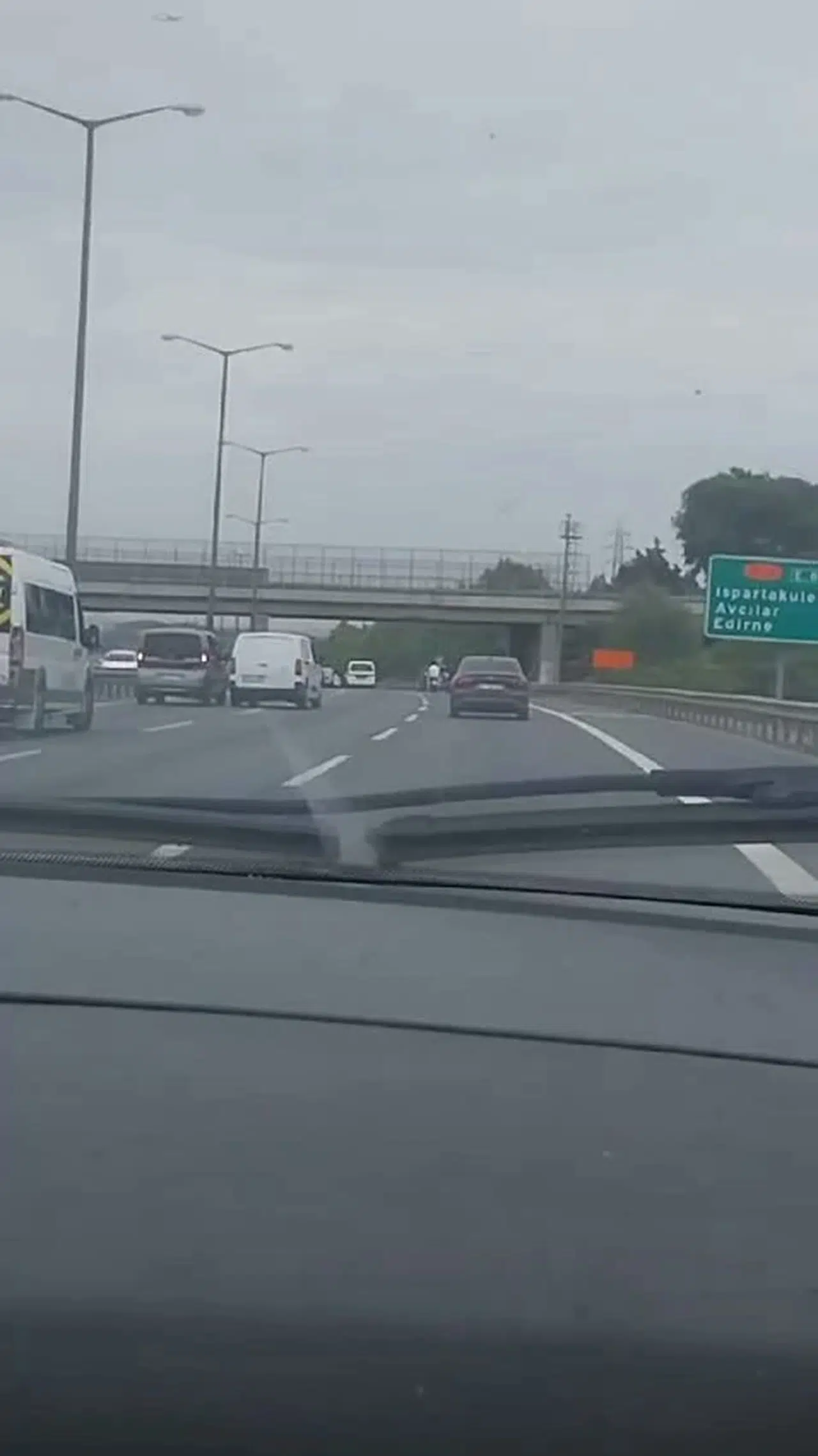 İstanbul - Başakşehir TEM'de makas atan sürücülerin tehlikeli inatlaşması