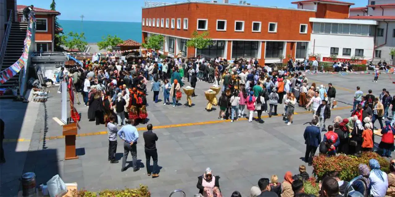 Farklı Kültürler Renkli Bir Mozaikte Buluştu: RTEÜ'de Uluslararası Kültürler Buluşması