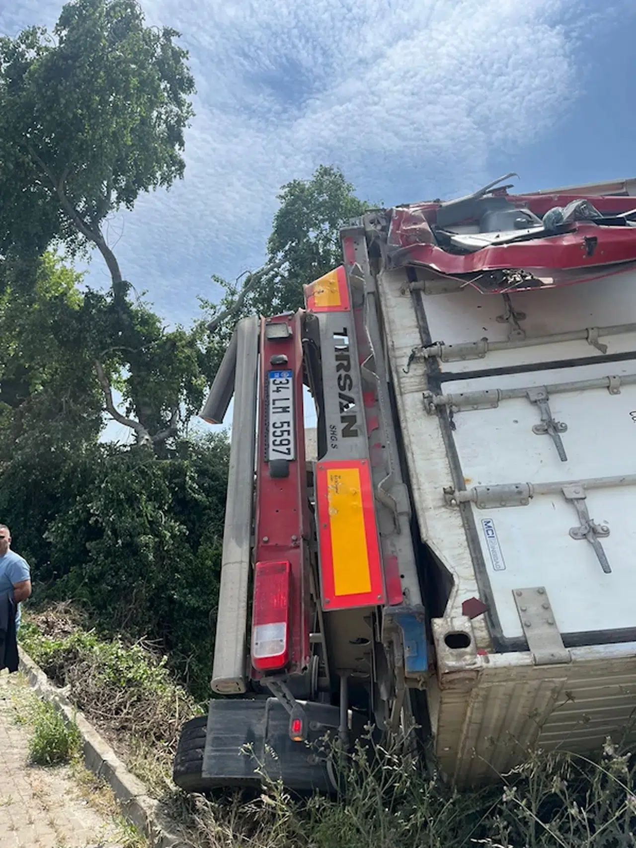 Bursa'da kamyonun çarptığı TIR, yol kenarındaki çalılığa devrildi