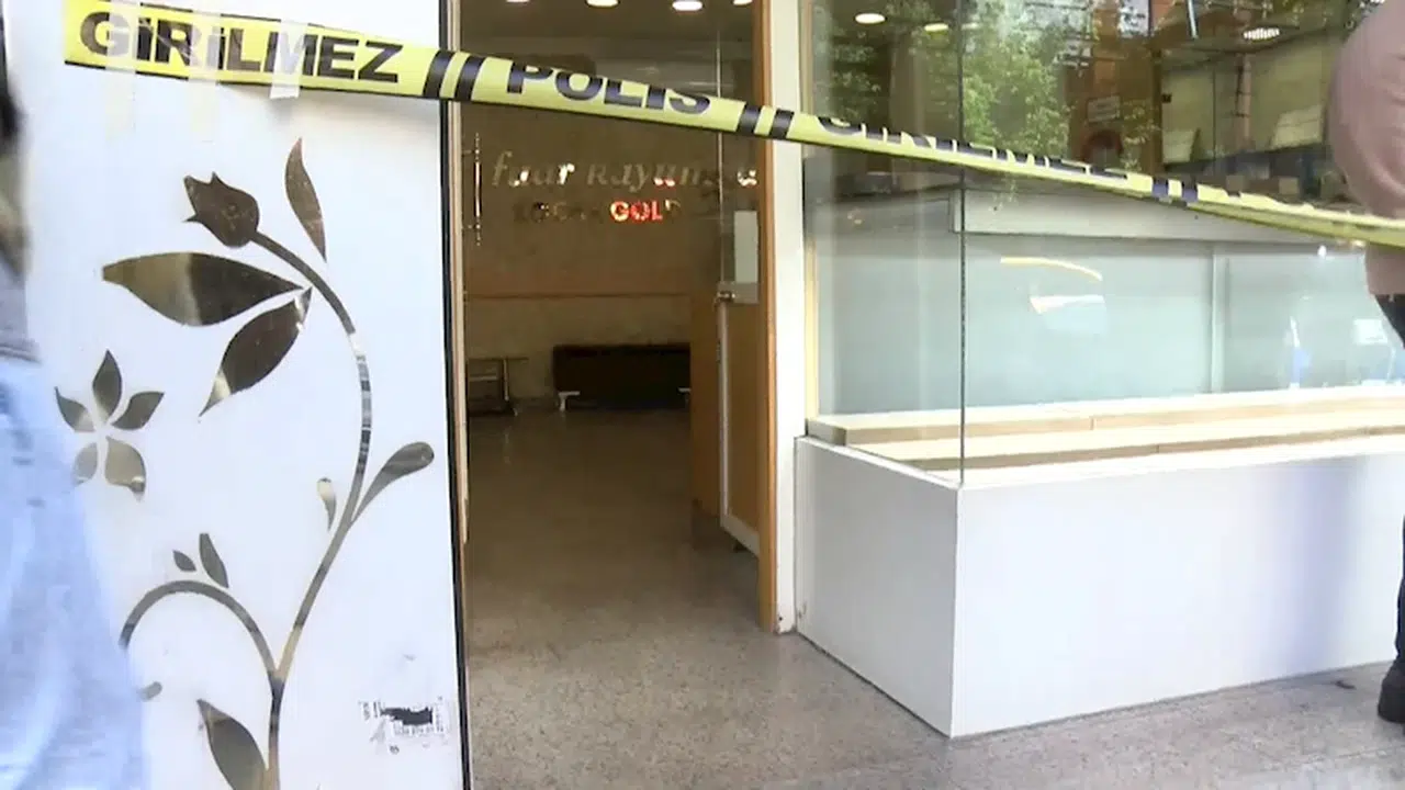 İstanbul- Bahçelievler'de havalandırma boşluğundan girip tavanı kırarak kuyumcuyu soydular