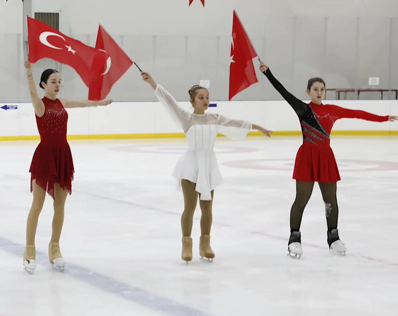 İlk kez çıktığı buz pistinde yeteneği keşfedilen Azra'nın hedefinde milli sporcu olmak var