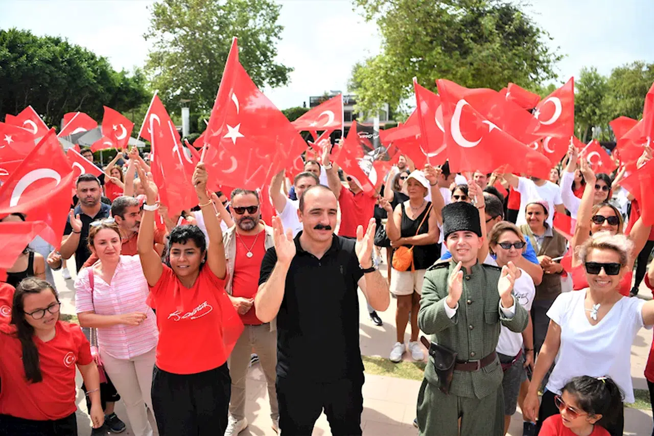 Konyaaltı Kent Meydanı'nda 19 Mayıs coşkusu