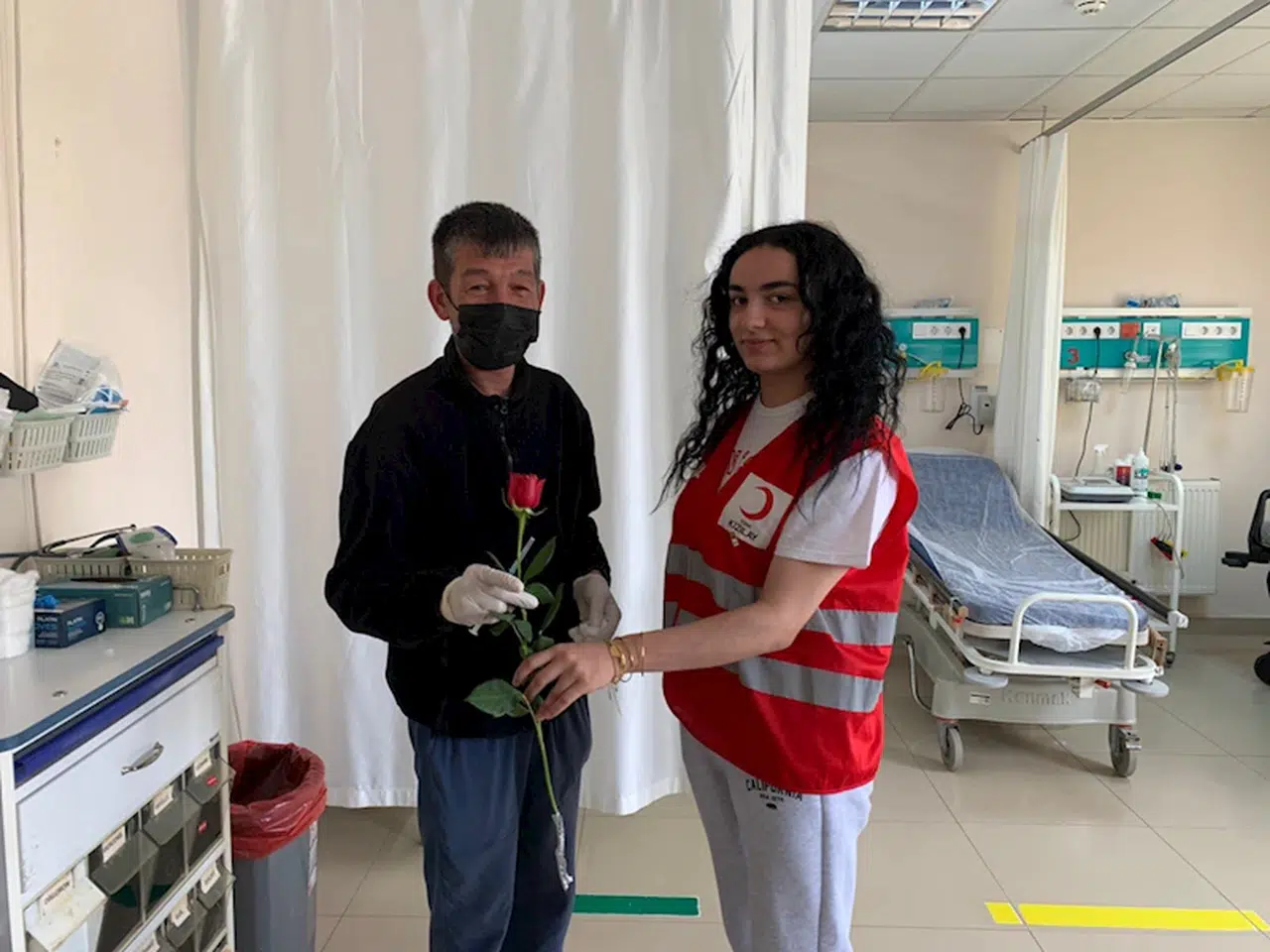 Gümüşhacıköy Gönüllü Genç Kızılay Üyeleri, sağlık çalışanlarını ziyaret etti