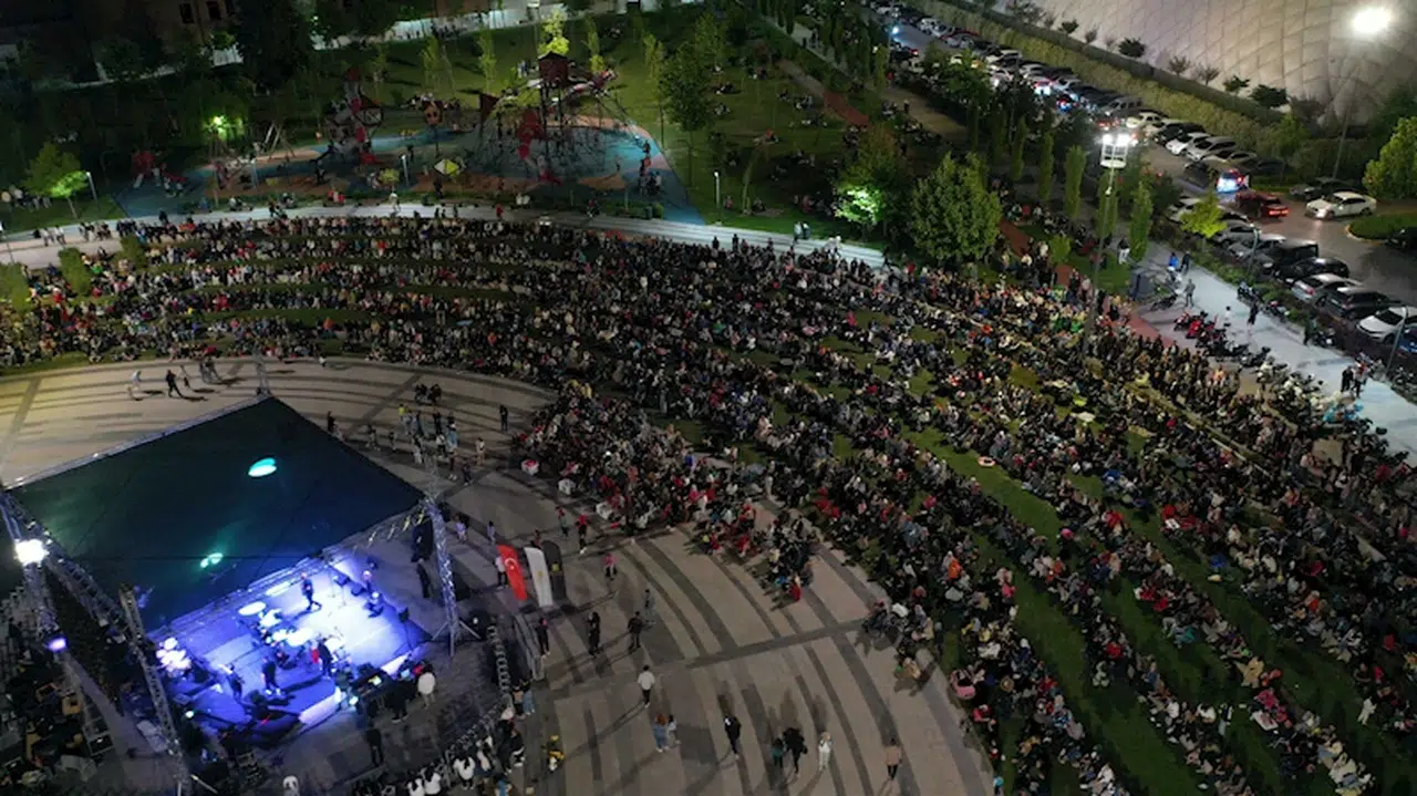 Balıkesir'de Gençlik Festivali konserleri büyük ilgi gördü