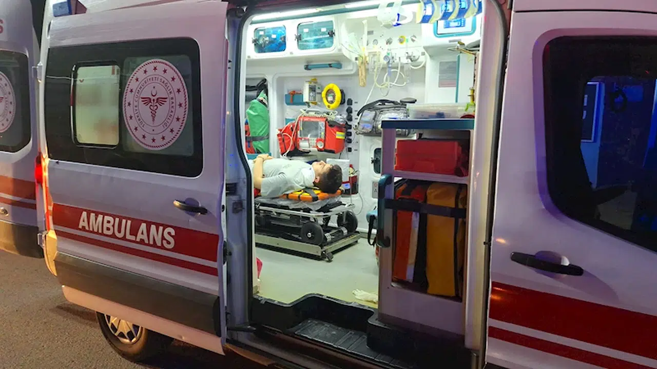 Kocaeli'de otomobil, 'U' dönüşü yapan TIR'la çarpıştı: 6 yaralı