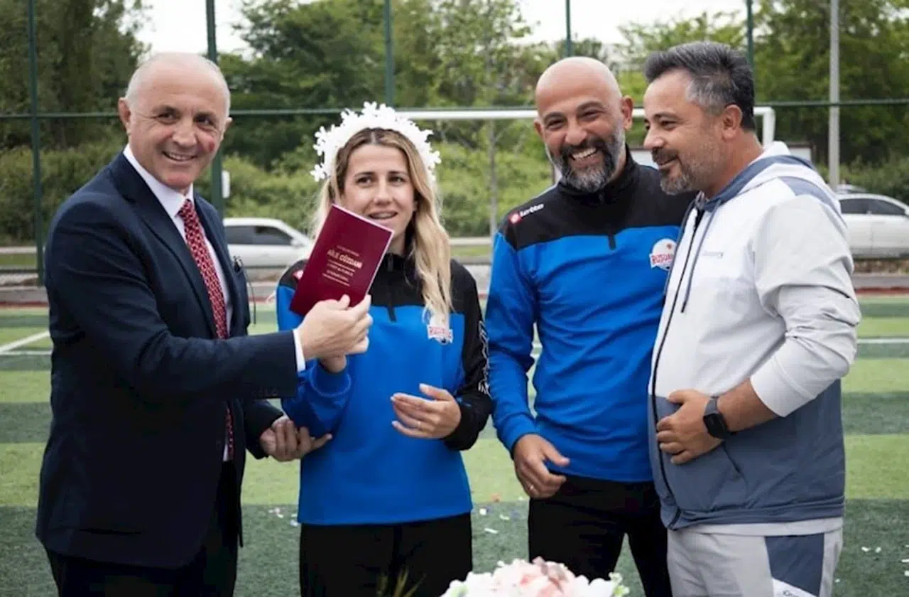 Ordu'da antrenör çiftin nikahı yeşil sahada kıyıldı