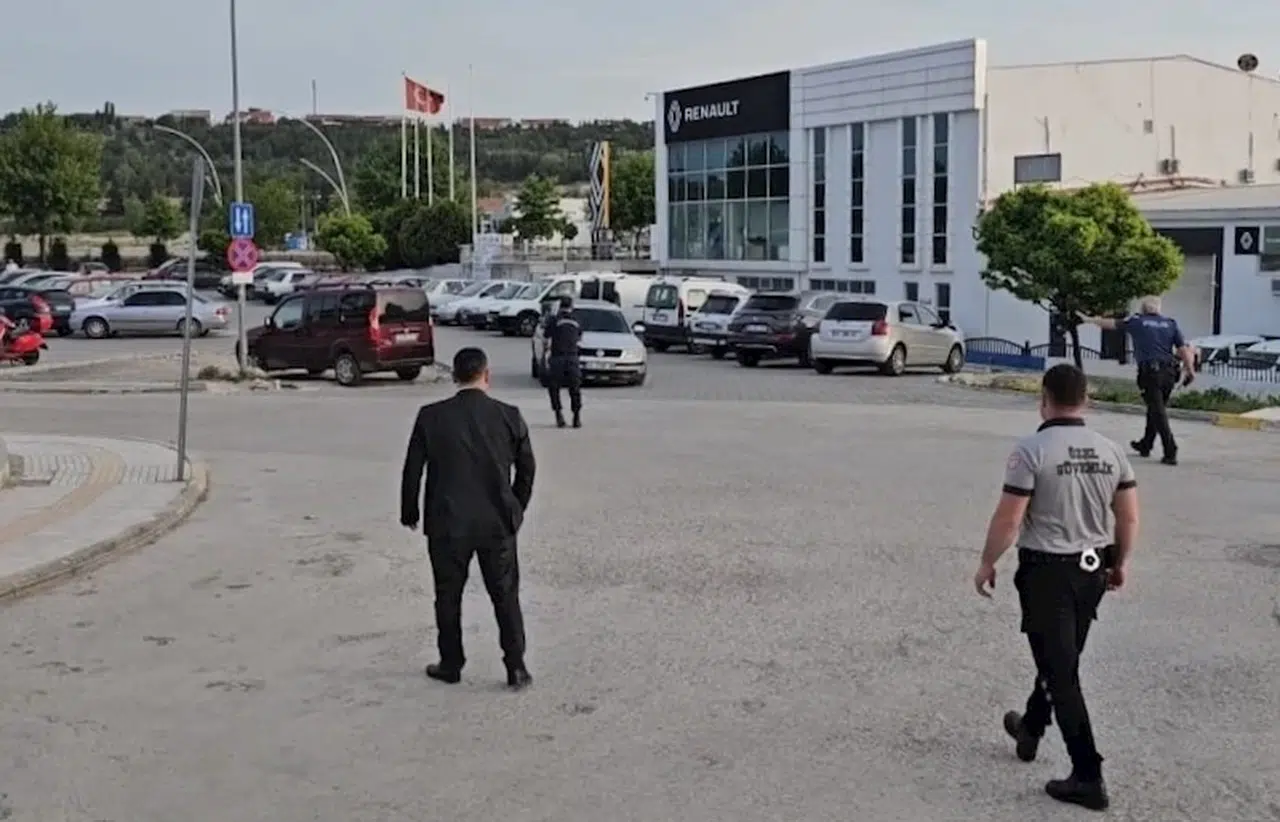 Çorum'da 6 yaşındaki çocuk babasının elindeki silah ateş alınca elinden yaralandı 