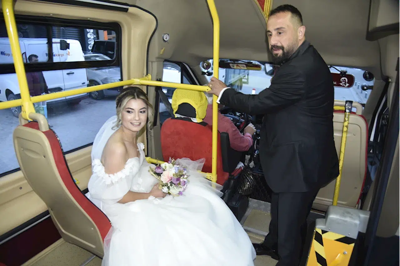 Artvin'de gelin ve damat düğünlerine toplu taşıma aracıyla gitti