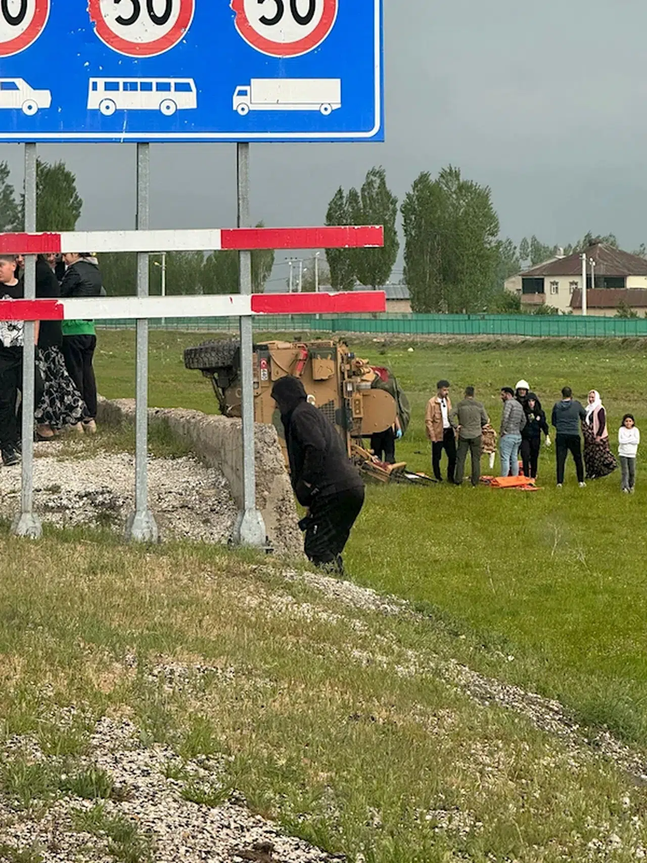 Hakkari'de askeri araç şarampole yuvarlandı: 2 yaralı