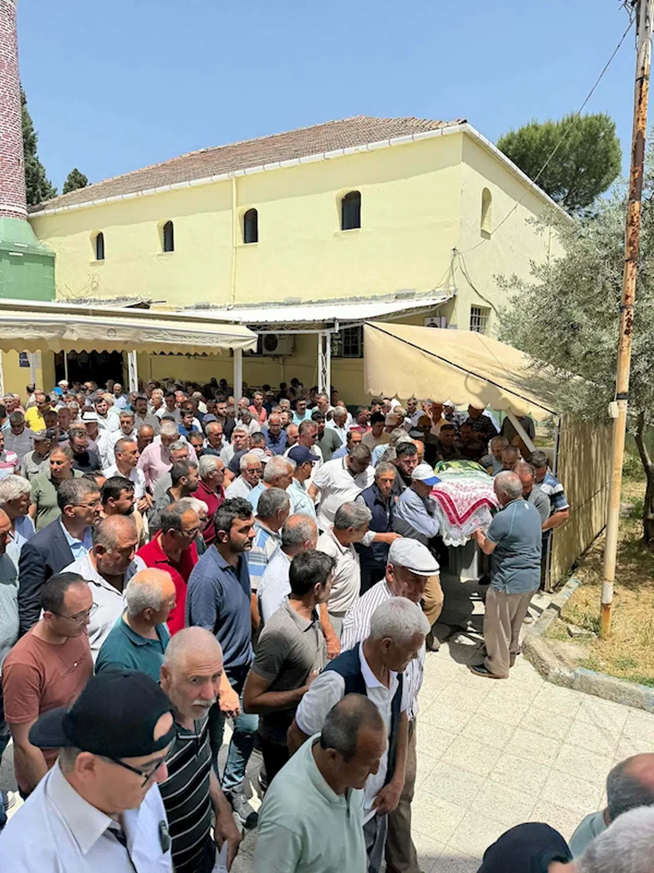  Yatağında ölü bulunan üniversiteli İrem, memleketi Manisa'da toprağa verildi