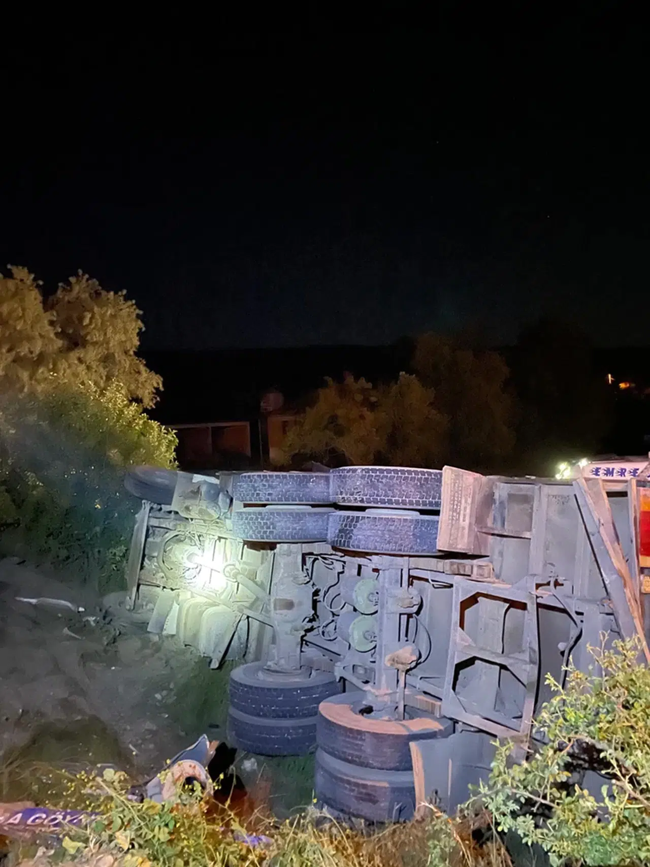 Göynük'te devrilen kamyonun sürücüsü yaralandı