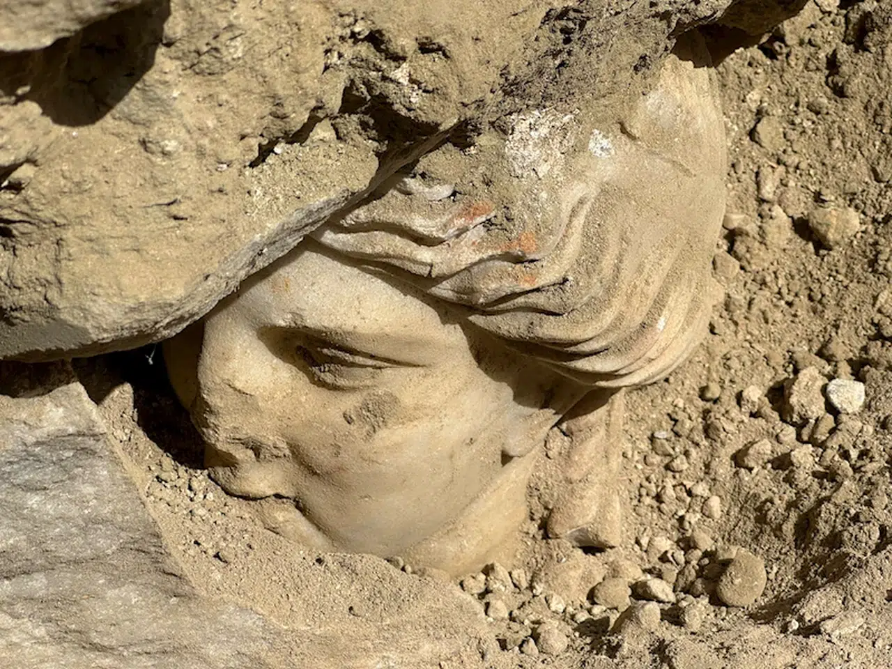 Laodikya'da 'Hygieia' heykelinin başı bulundu