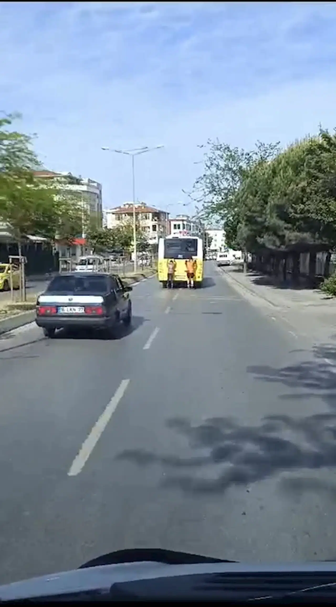 İstanbul - Pendik'te patenli gençlerin tehlikeli yolculuğu