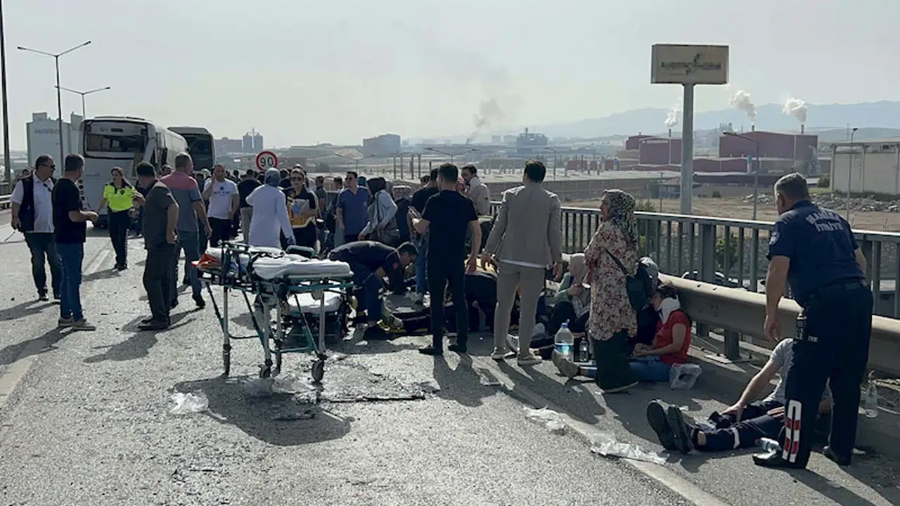 Manisa'da 2 midibüs ve 1 otobüsün karıştığı zincirleme kazada 35 yaralı