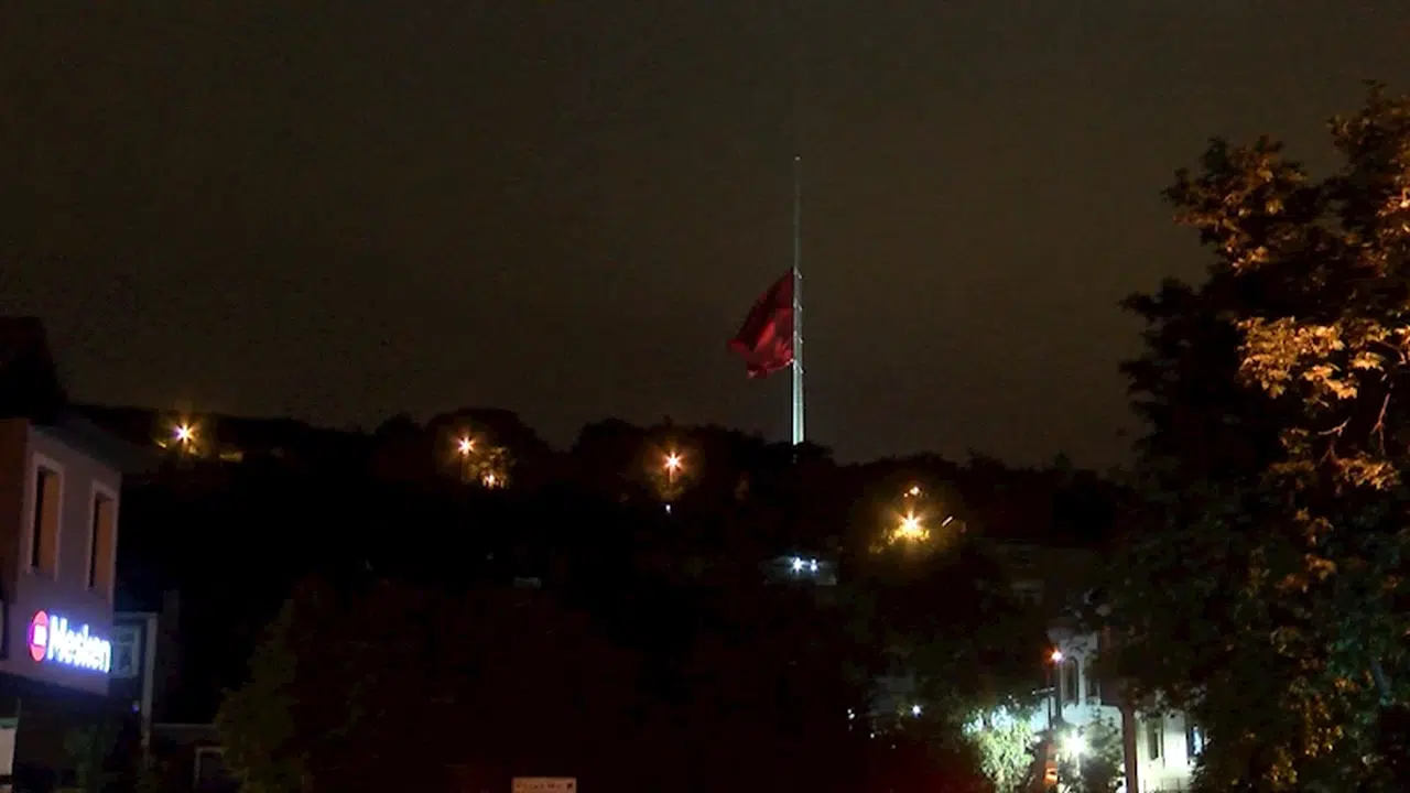İstanbul- Milli yas nedeniyle bayraklar yarıya indirildi