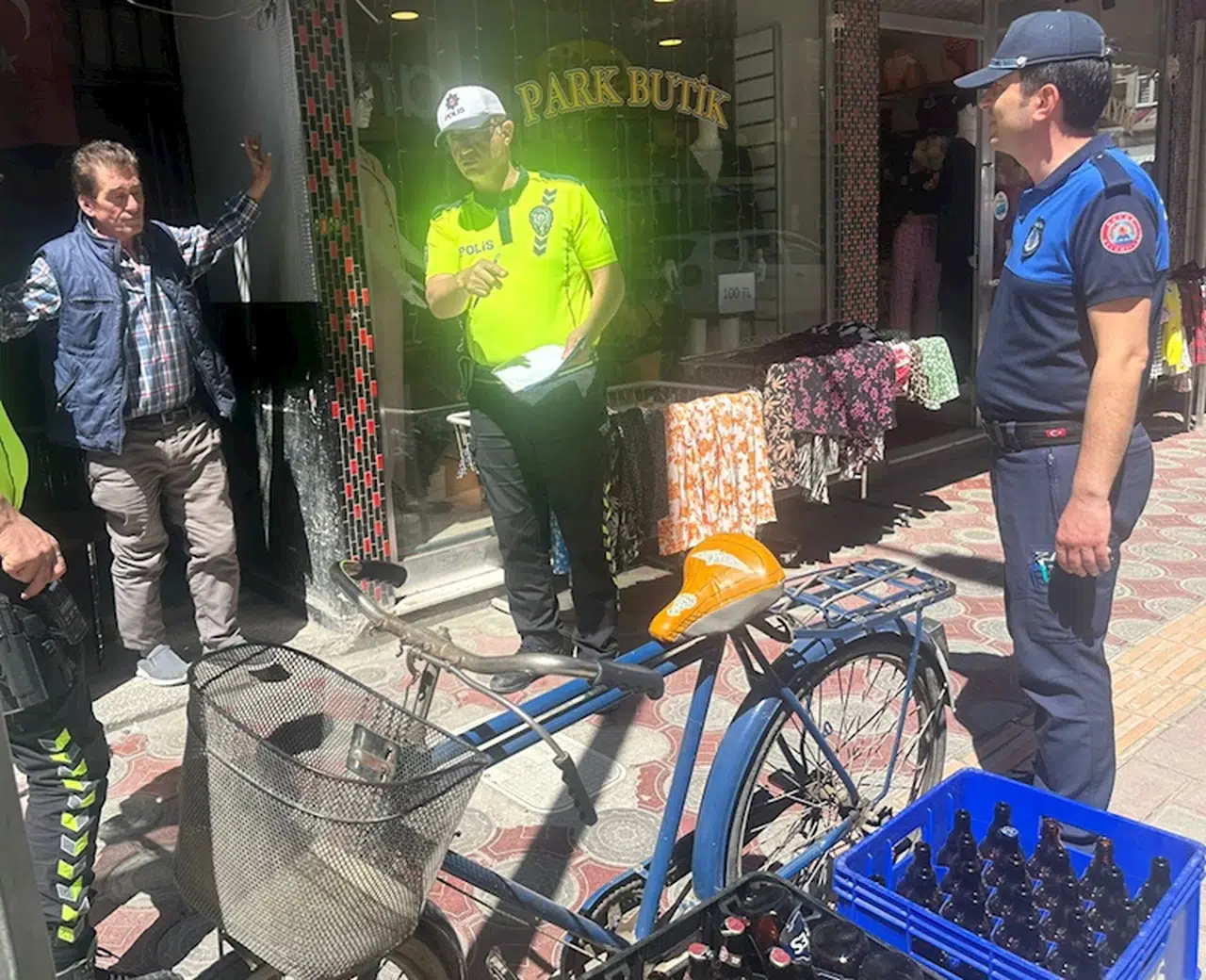 Bafra'da polis ve zabıtadan kaldırım işgaline karşı denetim