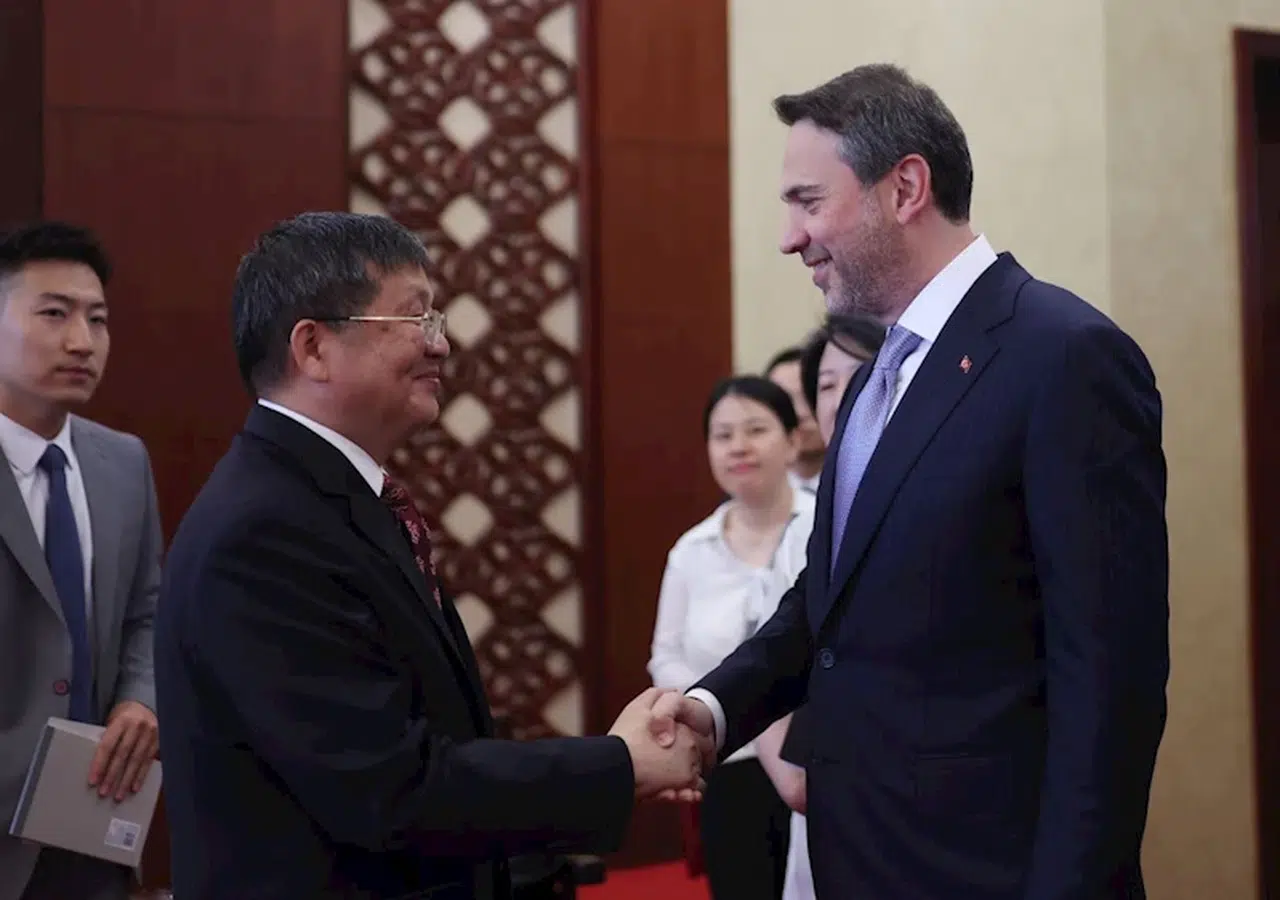 Bakan Bayraktar, Çin Ulusal Enerji İdaresi Başkanı Jianhua ile görüştü