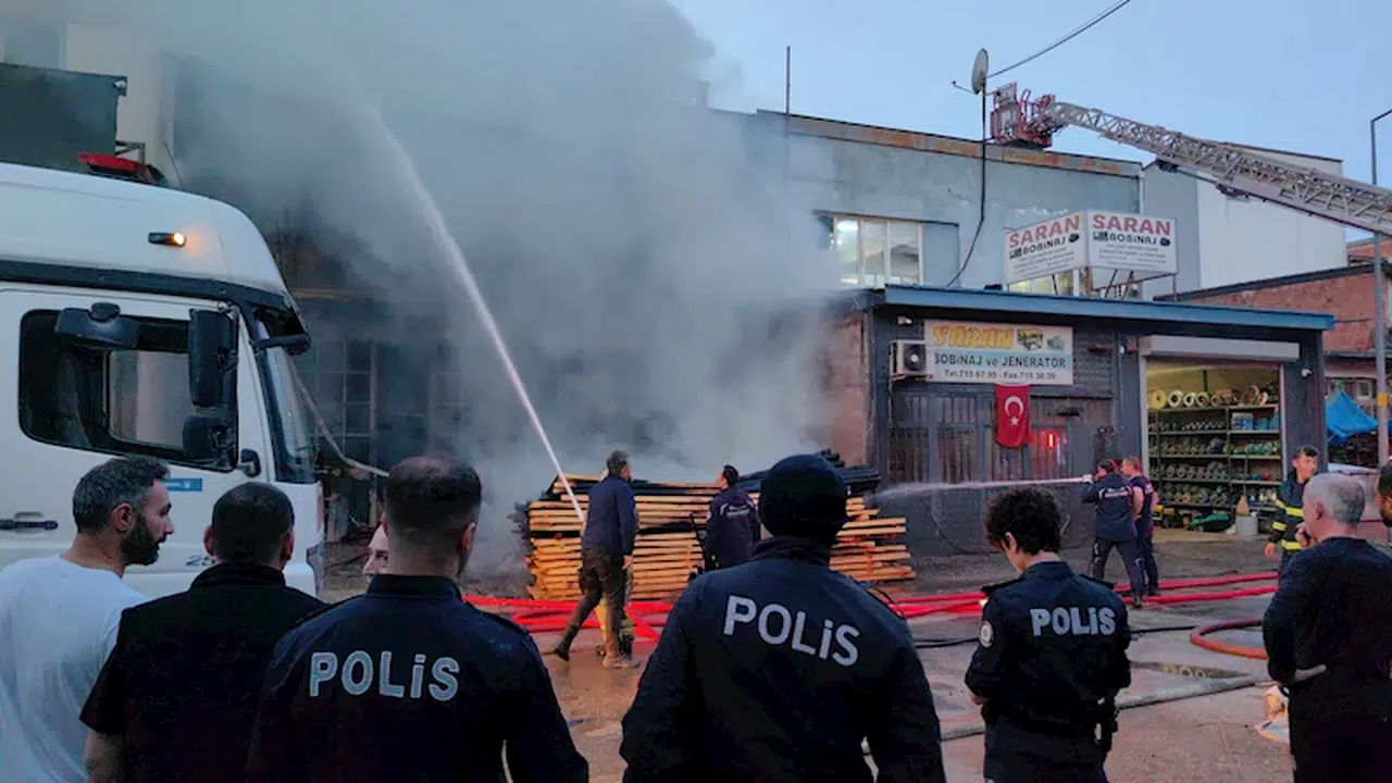 İnegöl'de mobilya imalathanesinde çıkan yangın söndürüldü