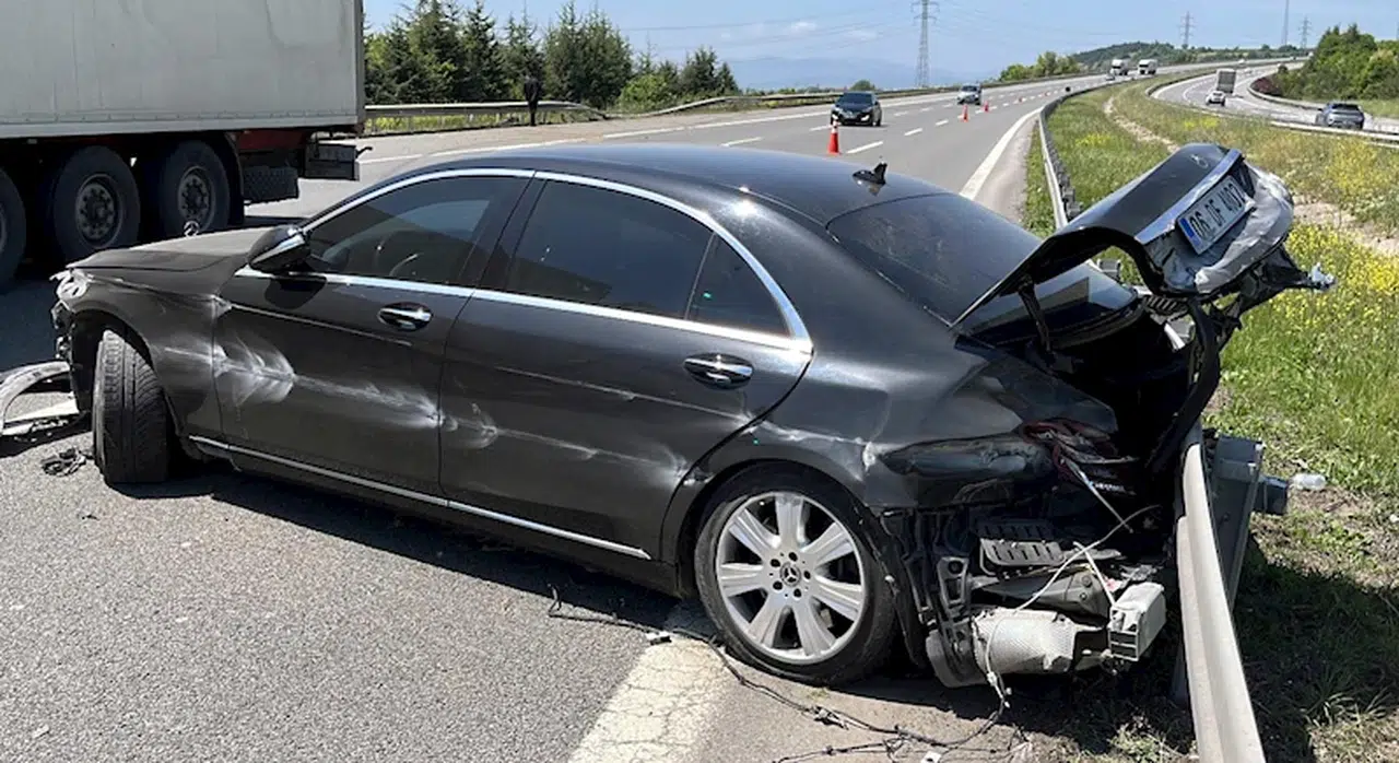 Bakan Tekin'in makam aracı kazaya karıştı